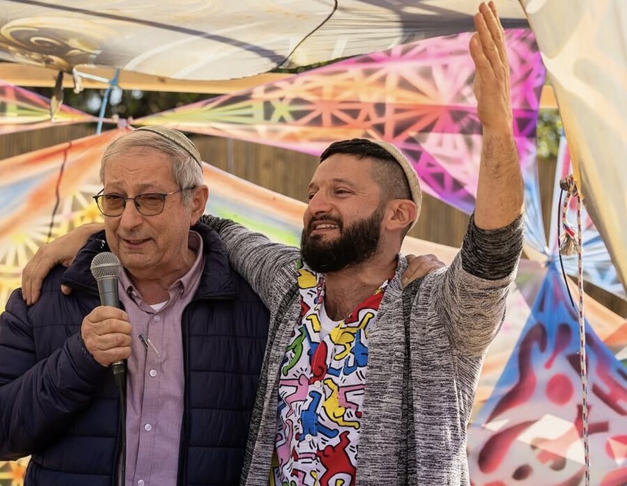 אליהו וולף ואביו על הבמה